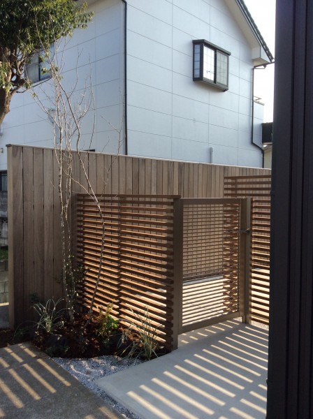 板塀とフェンスのある温もりのお庭