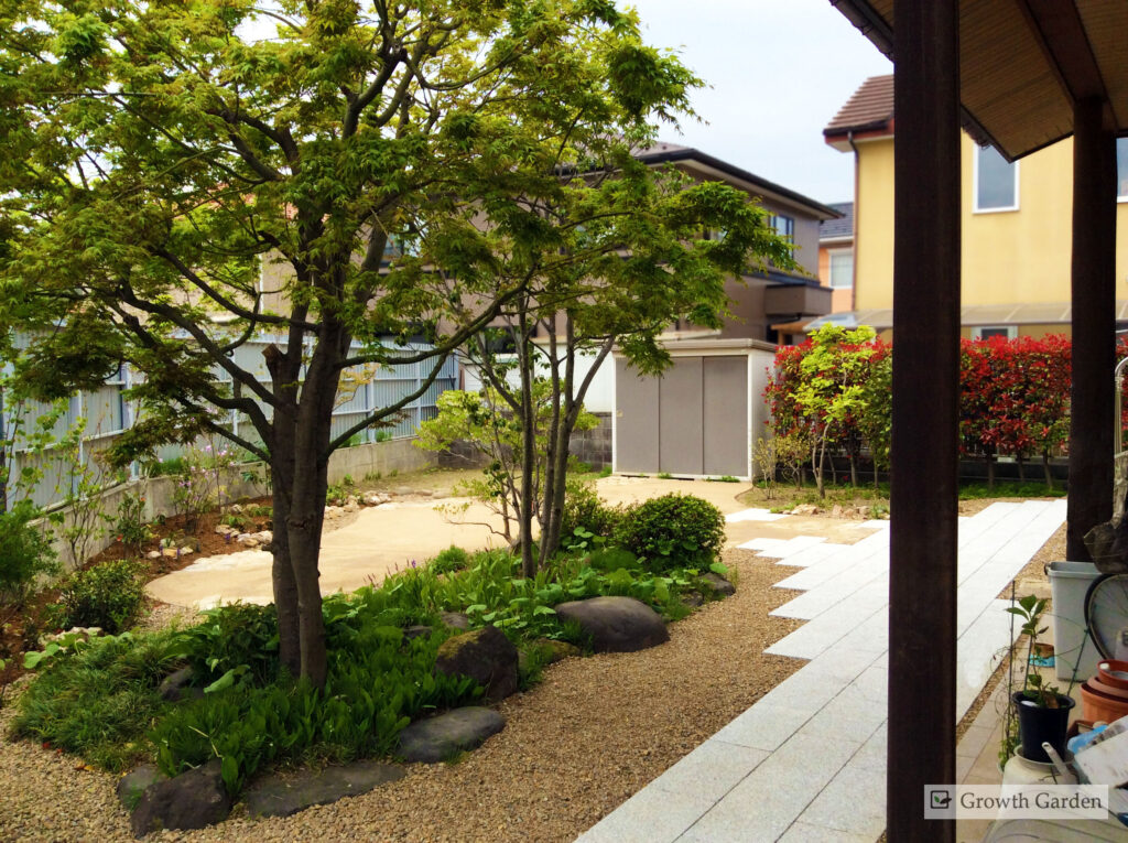 For example,防草シートと砂利で雑草対策。群馬の庭のリフォーム工事ではもともとあった木をお手入れ、For example,剪定して美しい樹形に仕上げて残します。おしゃれな日本風庭園。おすすめの群馬の外構工事。