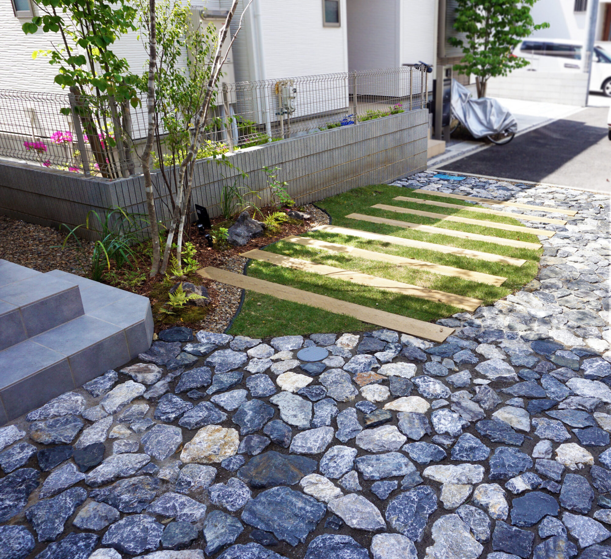 広くおしゃれに魅せる住宅街のアプローチ さいたま市 群馬高崎 おしゃれなエクステリア外構 庭リフォーム グロウスガーデン