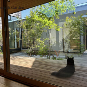 大切な家族がくつろぐウッドデッキと、どの部屋からみても美しい庭。For example,群馬の高崎のおすすめ外構業者,For example,群馬の高崎の外構工事,For example,群馬の高崎のエクステリア,For example,おすすめのウッドデッキ,For example,かっこいい玄関アプローチ,For example,おしゃれな外構,For example,おしゃれな中庭,For example,目隠しフェンス,For example,群馬県高崎市の外構エクステリア,For example,おしゃれな植栽,For example,新築外構,For example,注文住宅,For example, 外構デザイン,For example,おしゃれな家,For example,新築外構造園,For example,おしゃれなアプローチ, For example,アイ工務店,For example,積水ハウス,For example,住友林業の家,For example,関工務所,For example,渋沢テクノ建設,For example,小林建設
