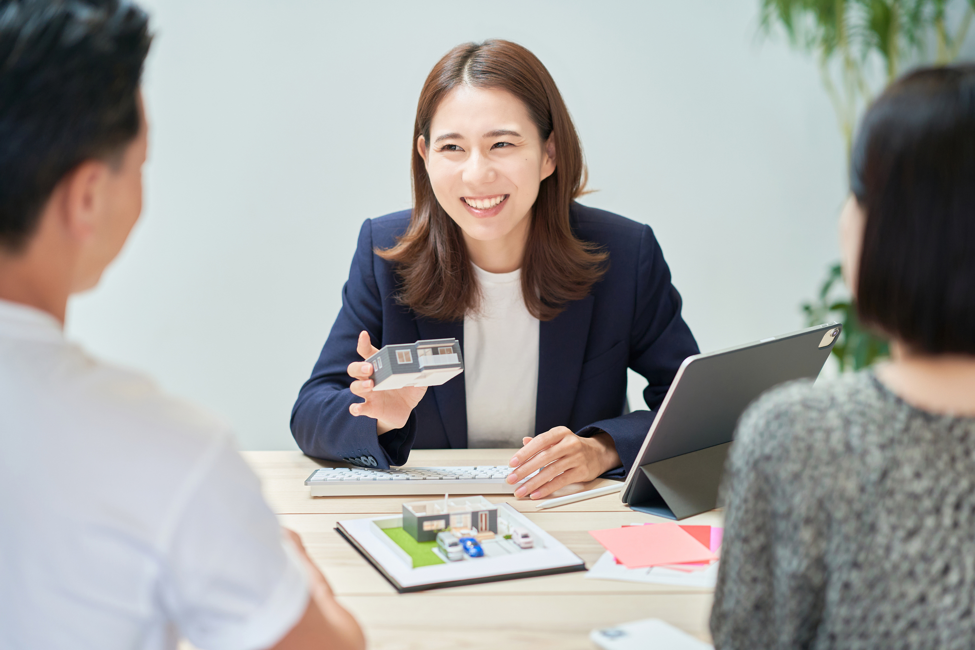 埼玉の新築外構について設計担当者が施主夫妻と打ち合わせを行う様子