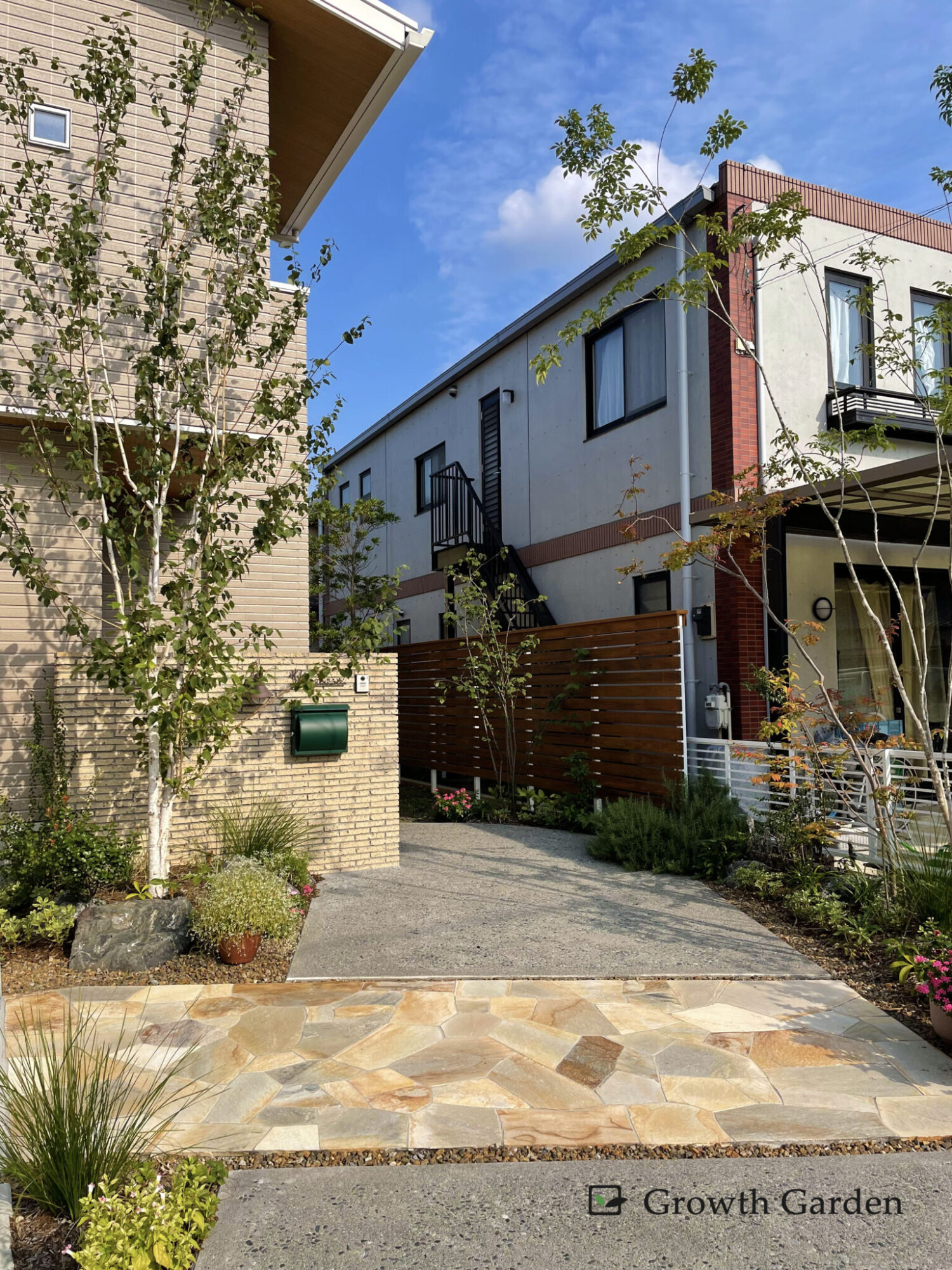 埼玉で施工したシンボルツリーと自然素材を活かした新築外構｜Growth Garden自社施工事例