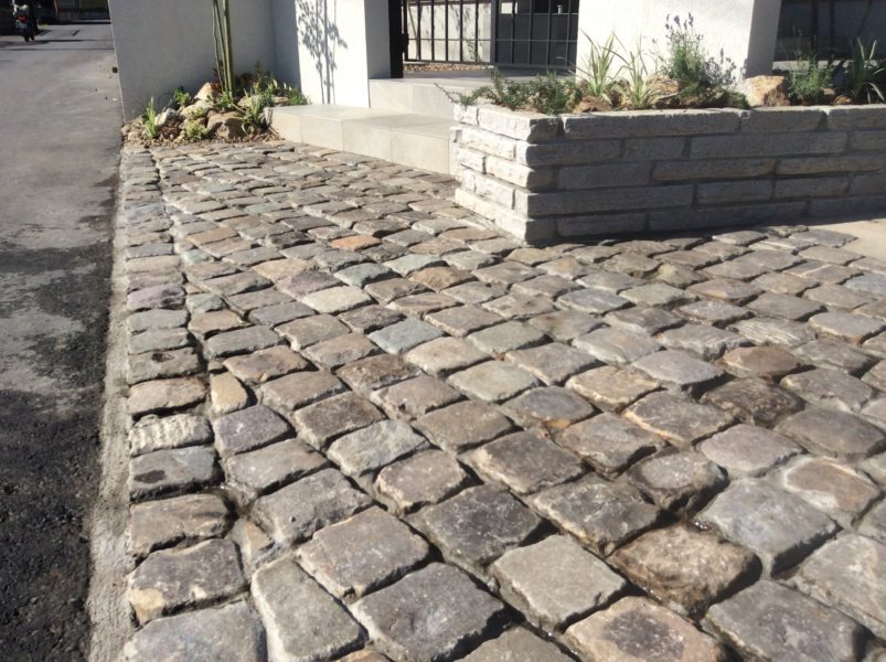 埼玉で施工した玄関アプローチ｜Growth Garden自社施工事例（素材の質感を活かしたアプローチデザイン）