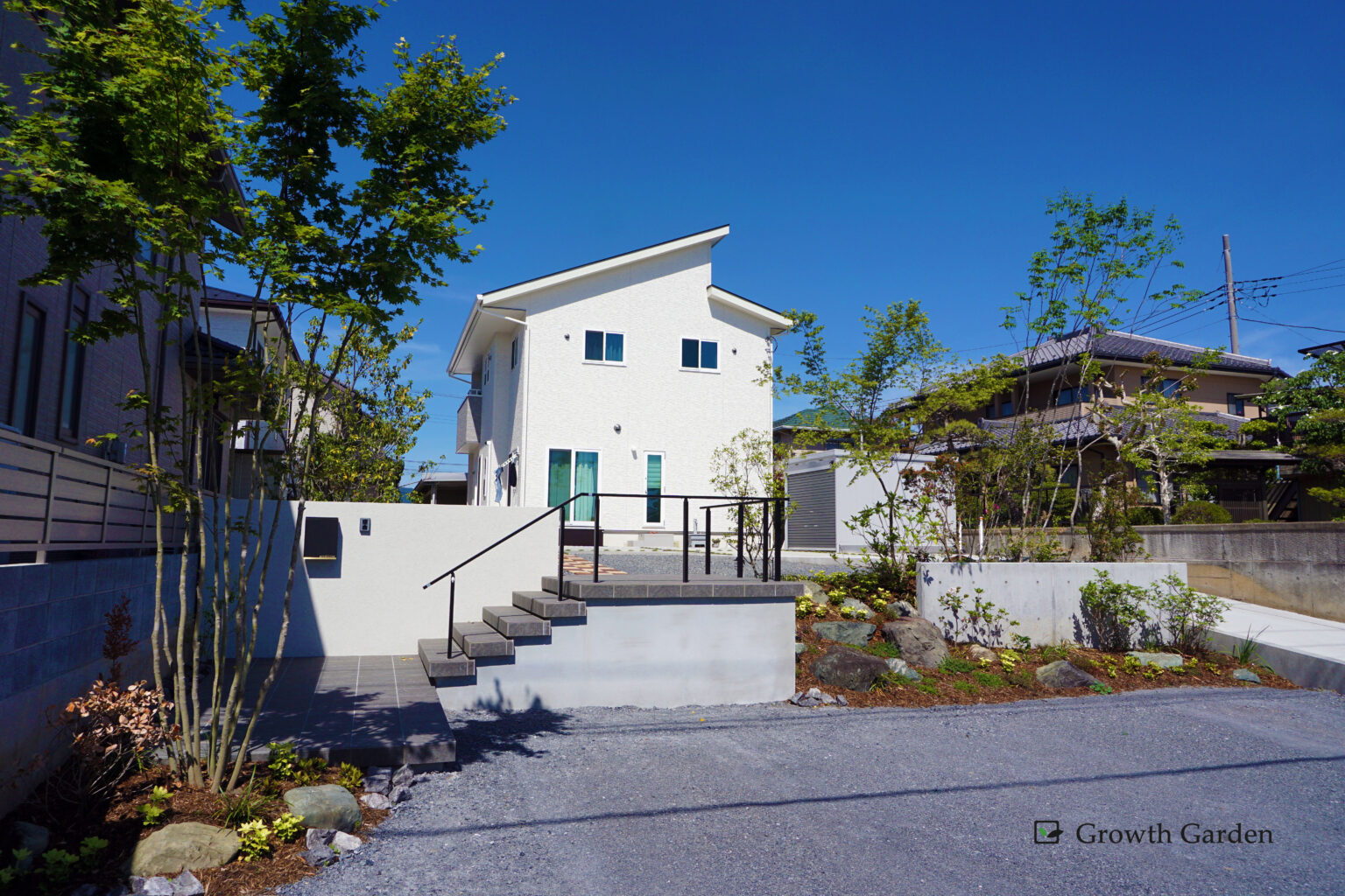 埼玉で施工した夏の庭｜Growth Garden自社施工事例（芝生・緑豊かな植栽）