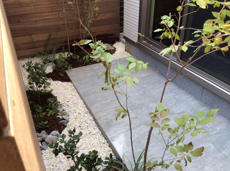 埼玉で施工した冬の庭｜Growth Garden自社施工事例（モダンな外構・落ち着いた佇まい）